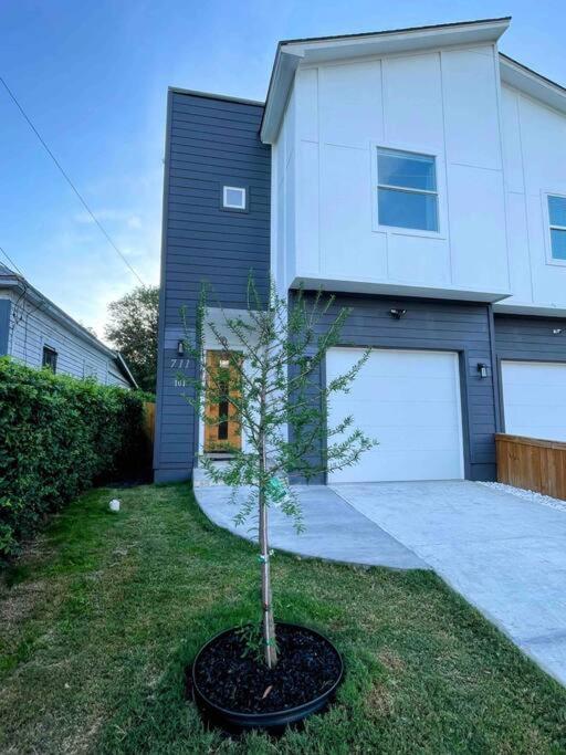 3 Bedroom 3 Bath Downtown Home with Private Patio Sleeps 10 Pet Friendly Close to Riverwalk Alamo Dome Southtown