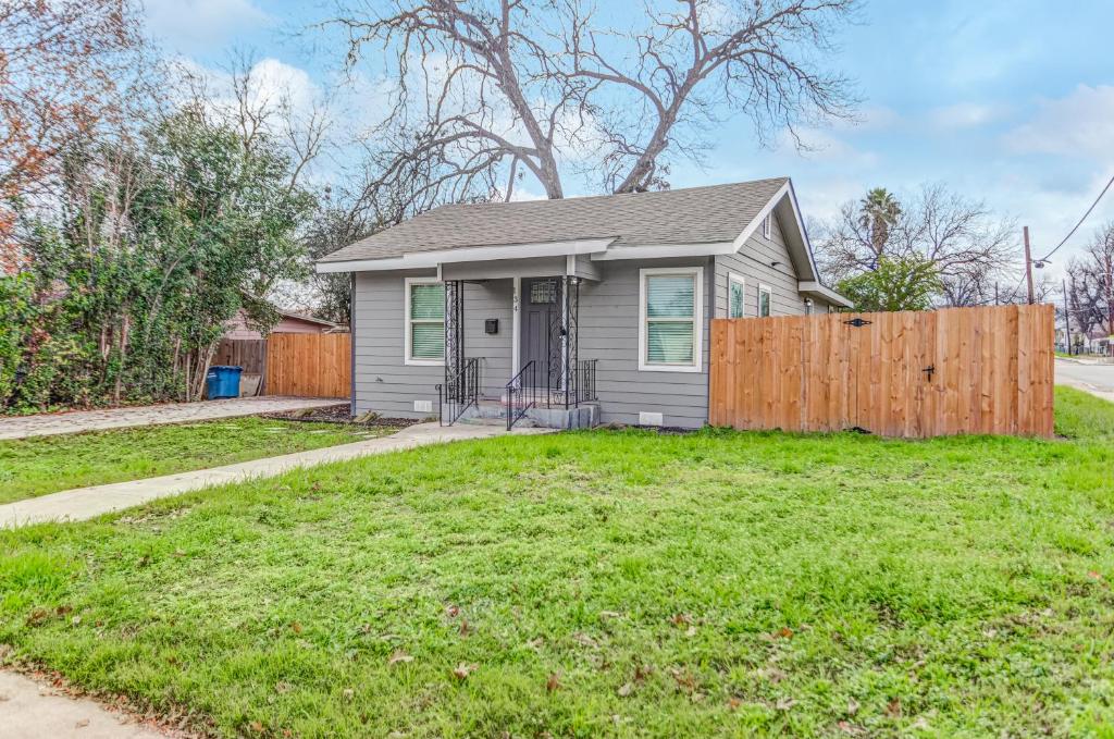 8 mins to Riverwalk & Alamo, fenced backyard, pets allowed