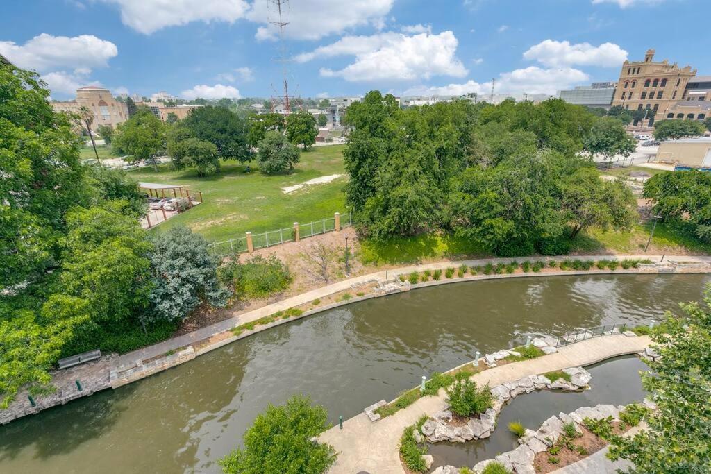 Beautiful Condo on Riverwalk King Suite w Free Parking Pet Friendly Centrally Located on the Riverwalk