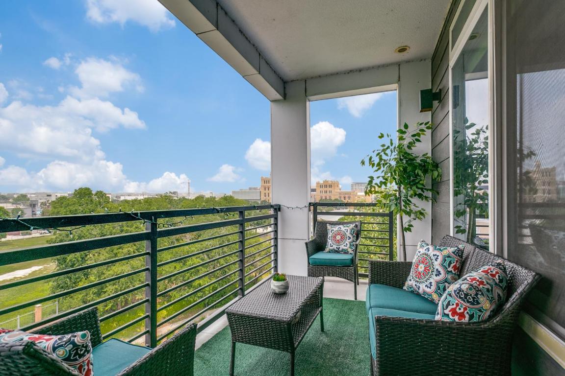 Beautiful Condo on Riverwalk w King Ste Free Parking Pet friendly centrally Located on the Riverwalk