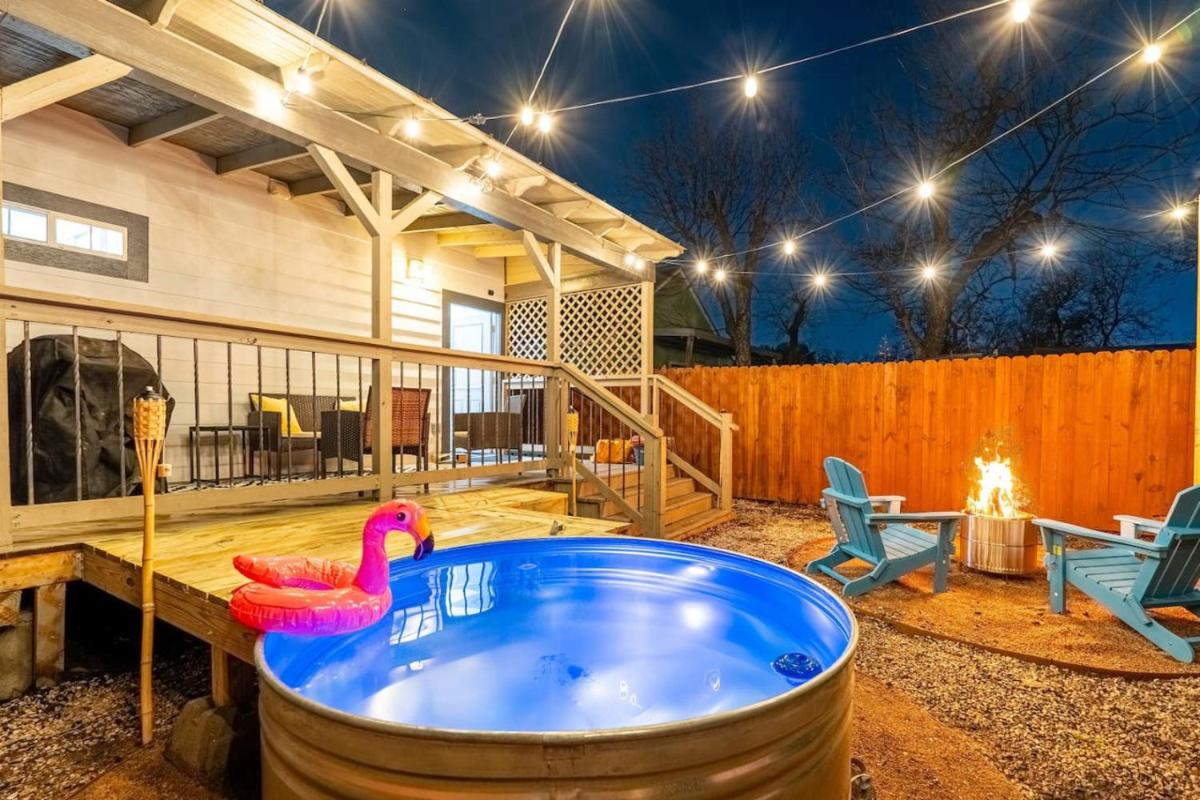 Casa Pajaritos – Pool, Firepit, Backyard near Riverwalk San Antonio