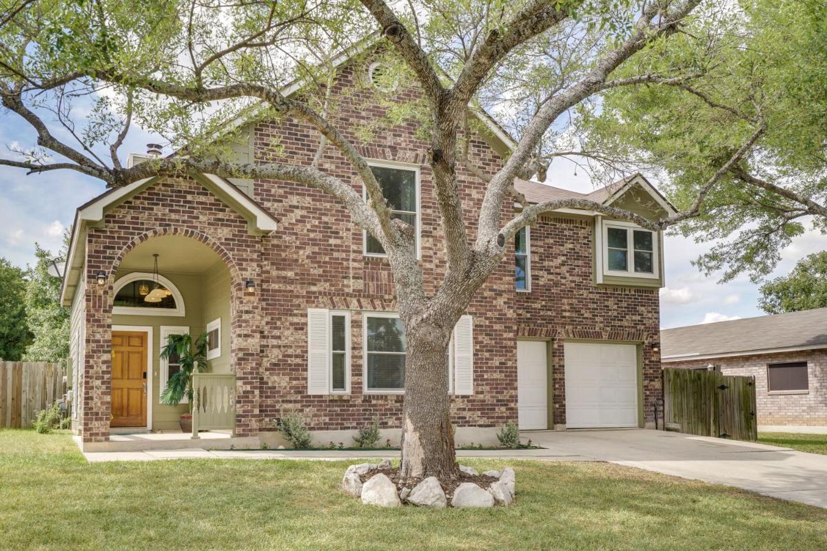 Dog-Friendly Live Oak Home with Hot Tub and Game Room!