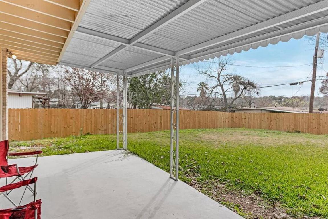 Fenced backyard, king bed, near medical center, Aquarium, and SeaWorld