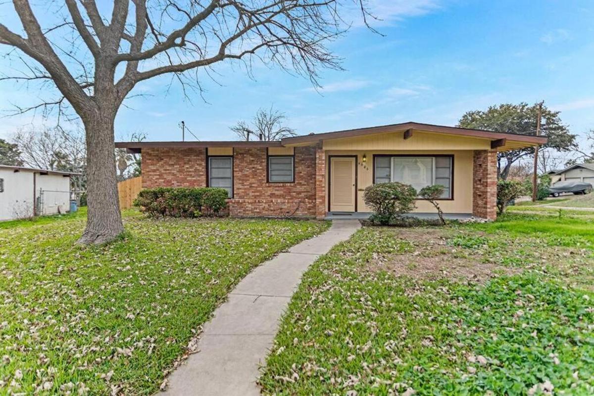 Fenced backyard, king bed, near medical center, Aquarium, and SeaWorld