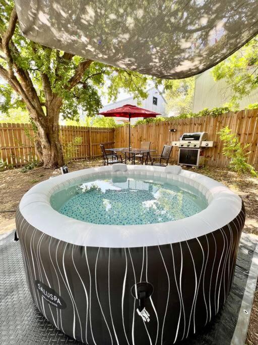 Gorgeous 3BR 3BA Home W Private Hot tub, 3k Arcade Games & private garage- 5mins to the Airport