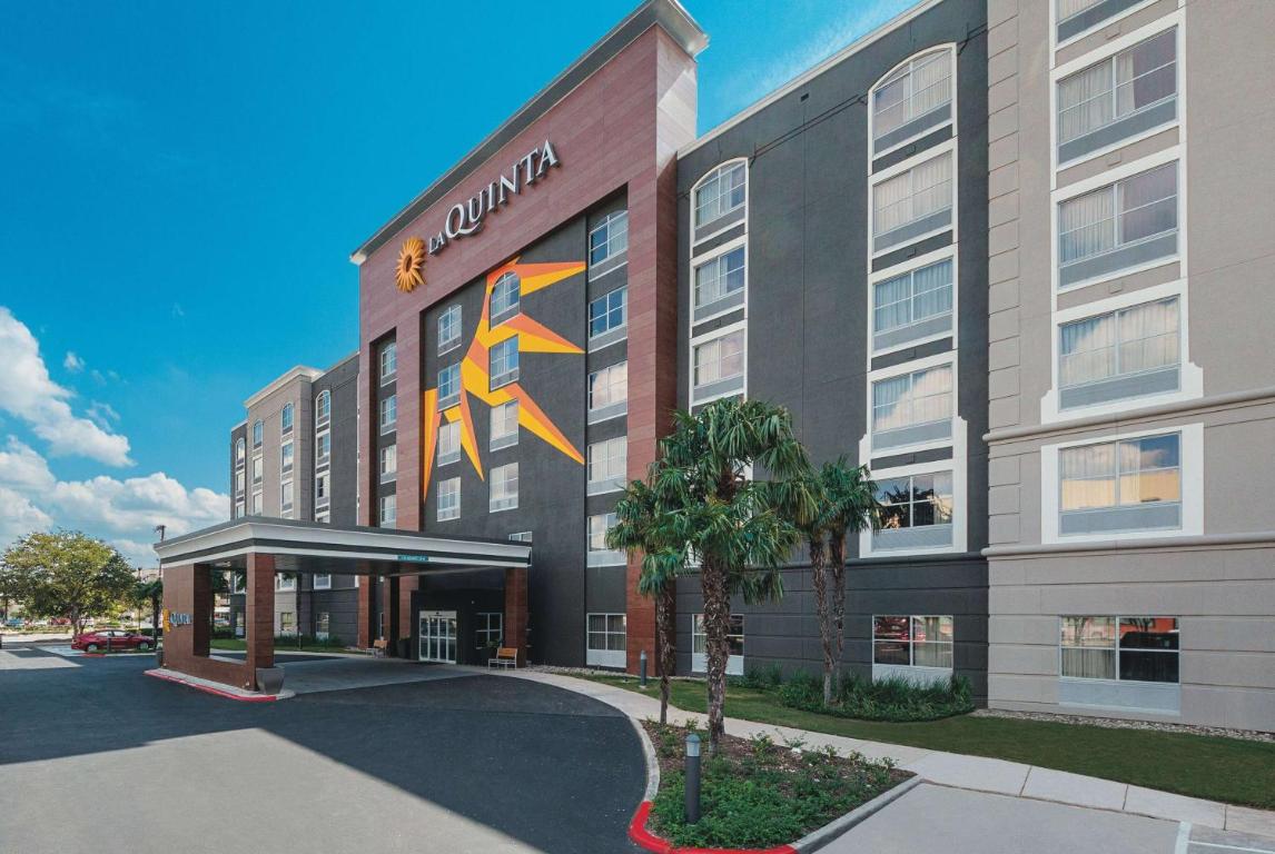 La Quinta Inn & Suites by Wyndham San Antonio Downtown