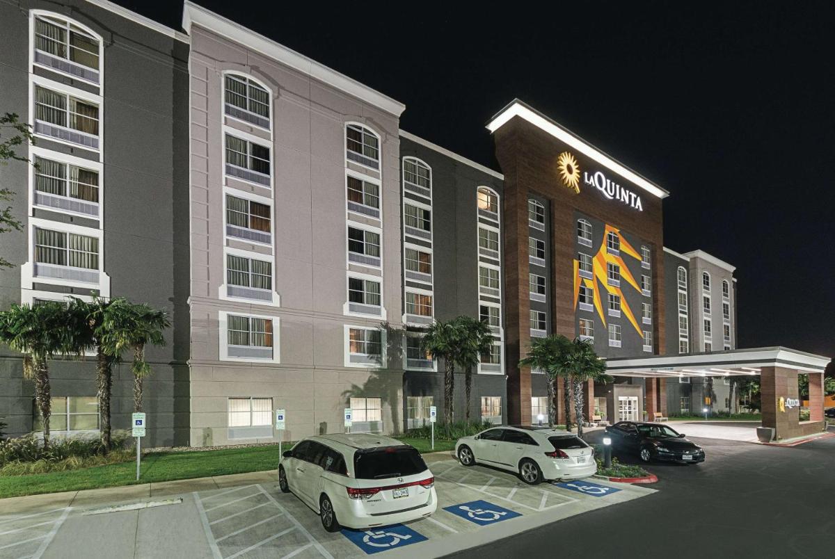 La Quinta Inn & Suites by Wyndham San Antonio Downtown