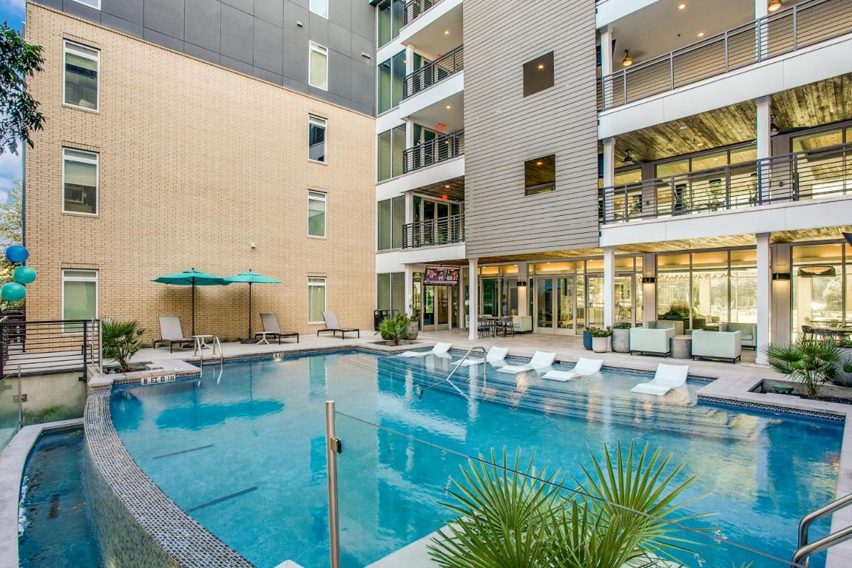 Lush Downtown Condo on RiverWalk w King Ste, Free Parking, Pet Friendly, Centrally Located on Riverwalk