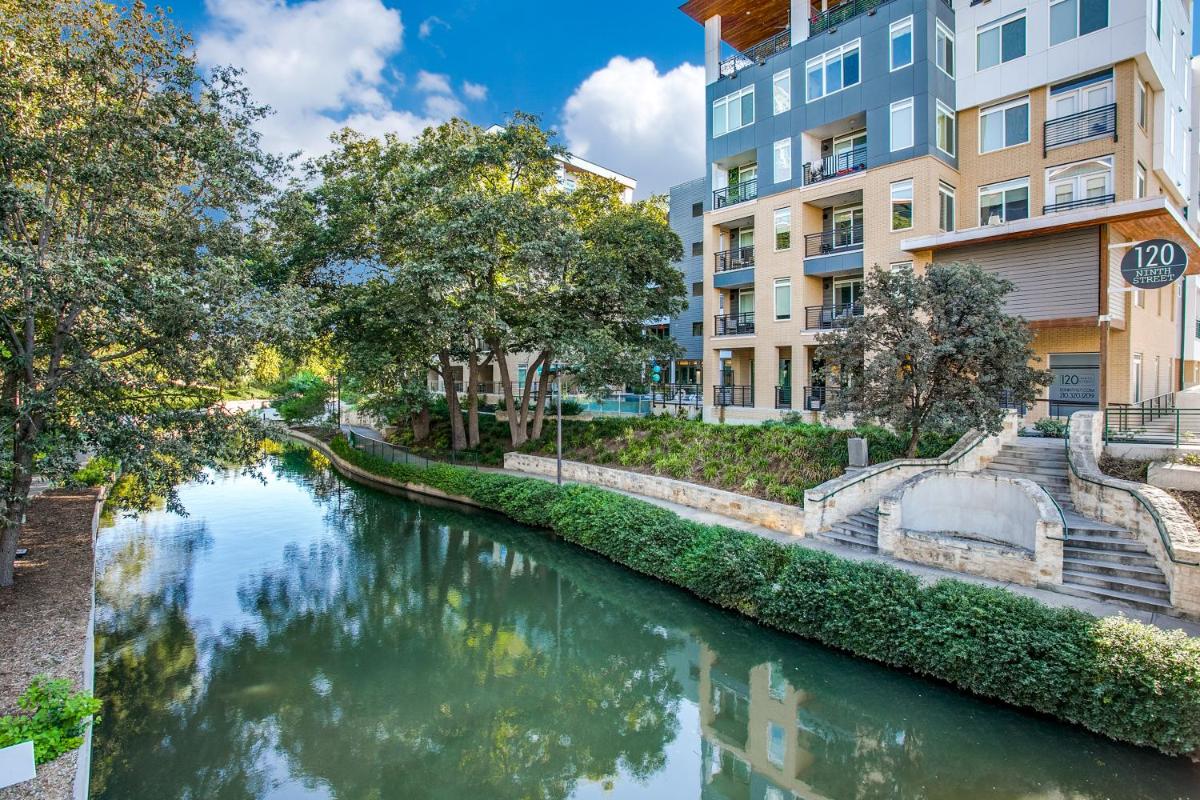 Lush Downtown Condo on RiverWalk w King Ste, Free Parking, Pet Friendly, Centrally Located on Riverwalk