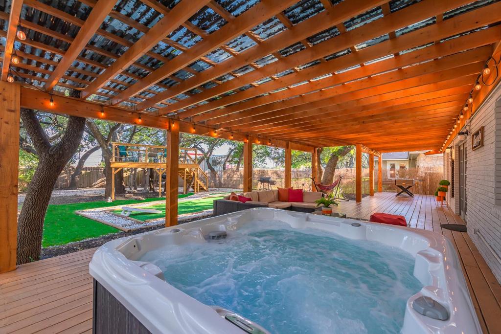 Luxurious Home With Hot Tub & Tree Deck By 6flags