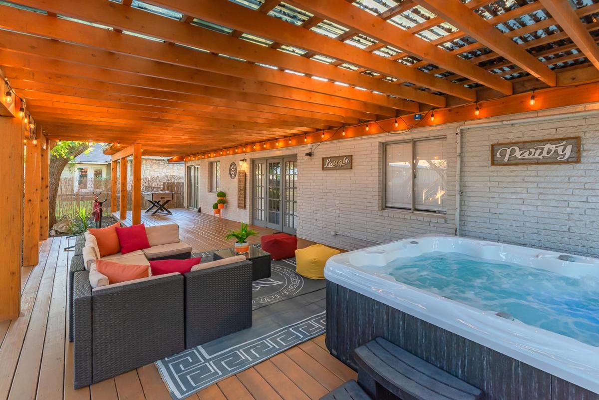 Luxurious Home With Hot Tub & Tree Deck By 6flags