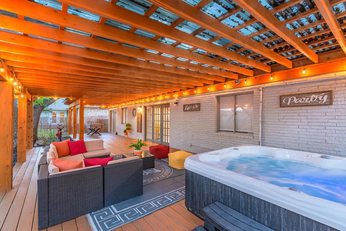 Luxurious Home With Hot Tub & Tree Deck By 6flags