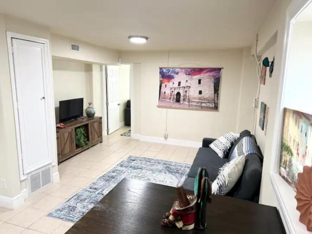 Minutes to the River Walk and the Alamo Pet Friendly Sleeps 8!