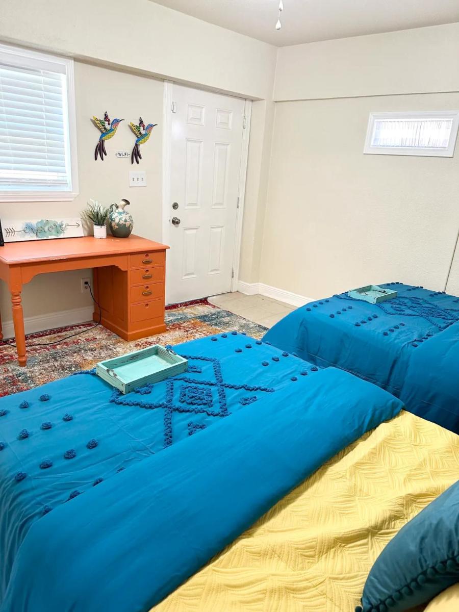 Minutes to the River Walk and the Alamo Pet Friendly Sleeps 8!