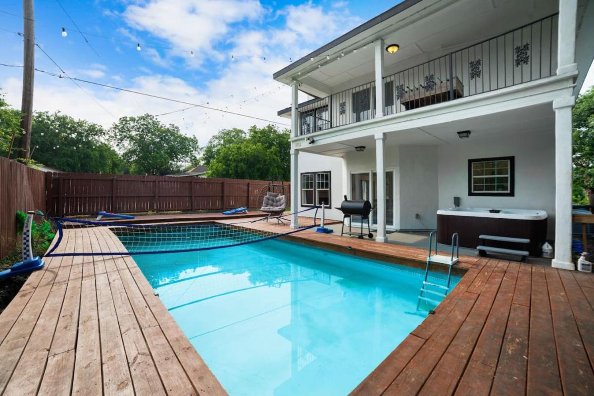 Modern 5 BR with Pool and Games