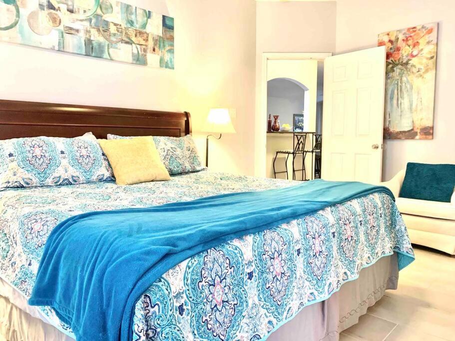 Modern Updates – Great Location – King Bed- BMT