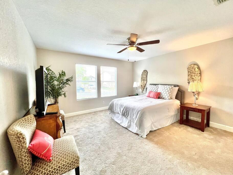 NEW Furnished Trendy 4Bed Home-Next to ATT Center & Downtown