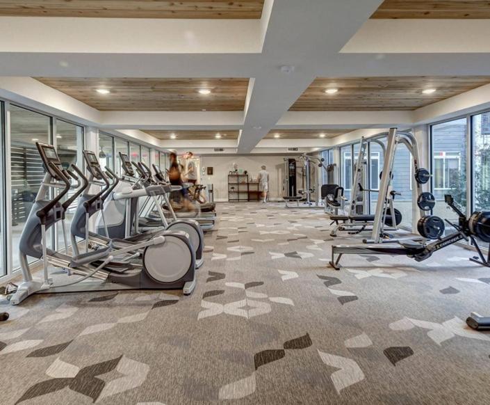 RiverWalk PentHouse Oasis w/Free Parking Gym Pool