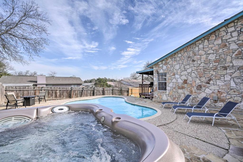 San Antonio Retreat with Pool, Close to SeaWorld!