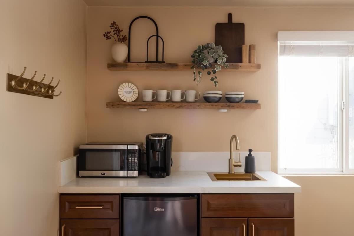 Cozy Private Studio with Patio AC Laundry