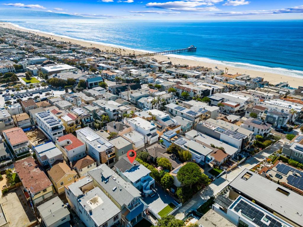 Downtown Manhattan Beach Walk Street – Upper Unit of Duplex