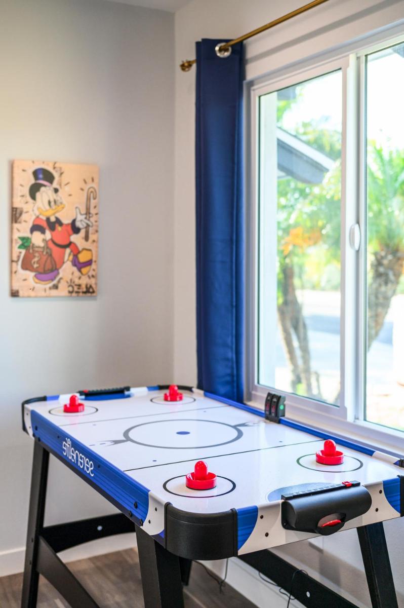 Luxury 4 Bedroom House Mins to Disney! Game Room