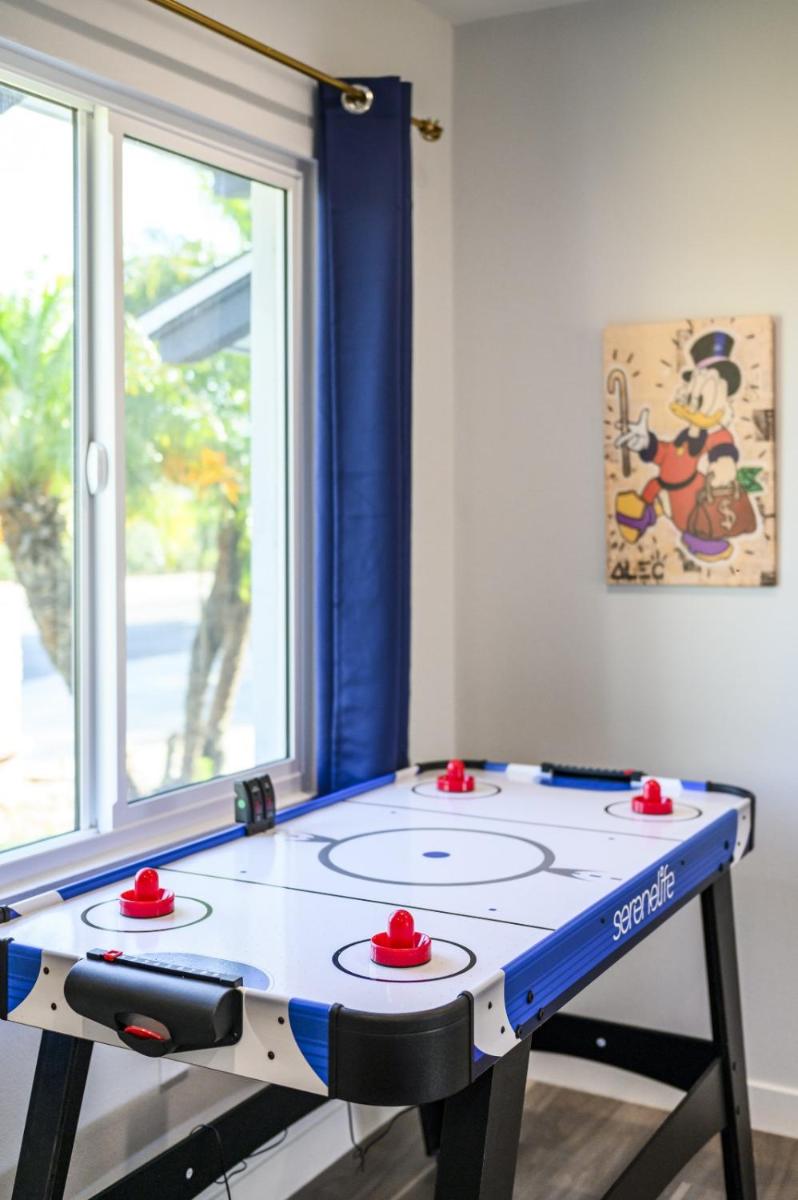 Luxury 4 Bedroom House Mins to Disney! Game Room