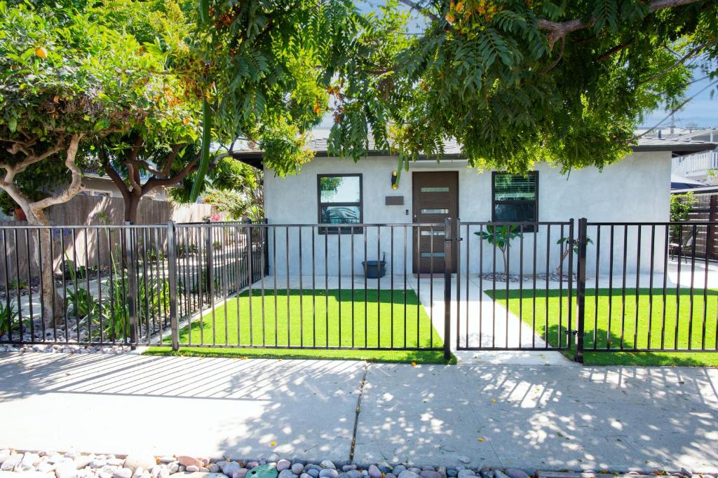 Modern 1 BR Cottage Steps 2Beach