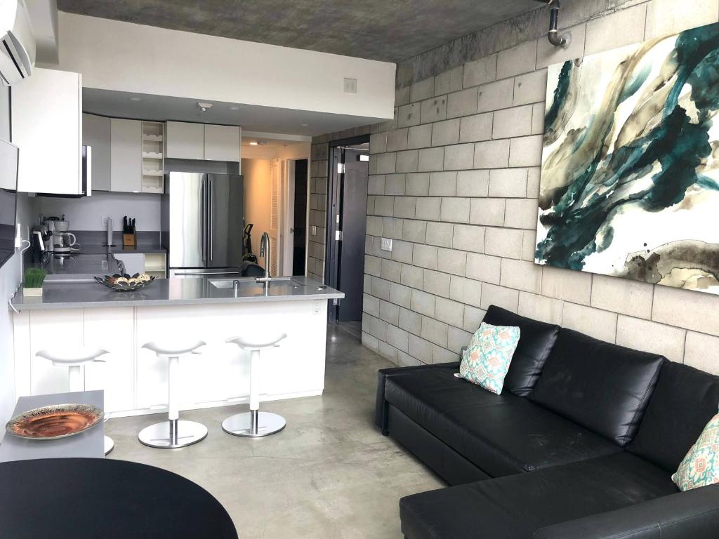 Modern 2 Bdrm w/Parking in the Heart of Hillcrest