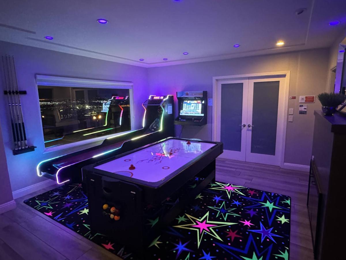 OMG!! A BLUE LAGOON IN THE ♥ OF THE CITY? GAME ROOM, VIEWS, LUXURY