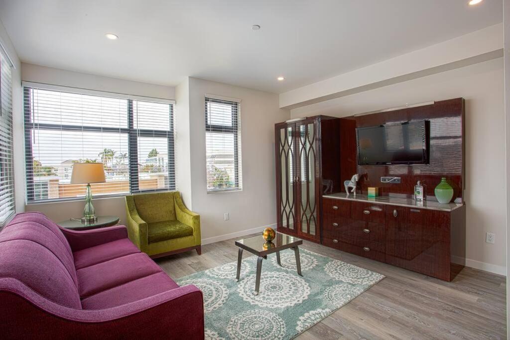 One Bedroom Apartment with San Diego Downtown View