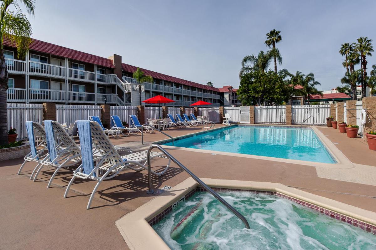 Ramada by Wyndham Costa Mesa/Newport Beach