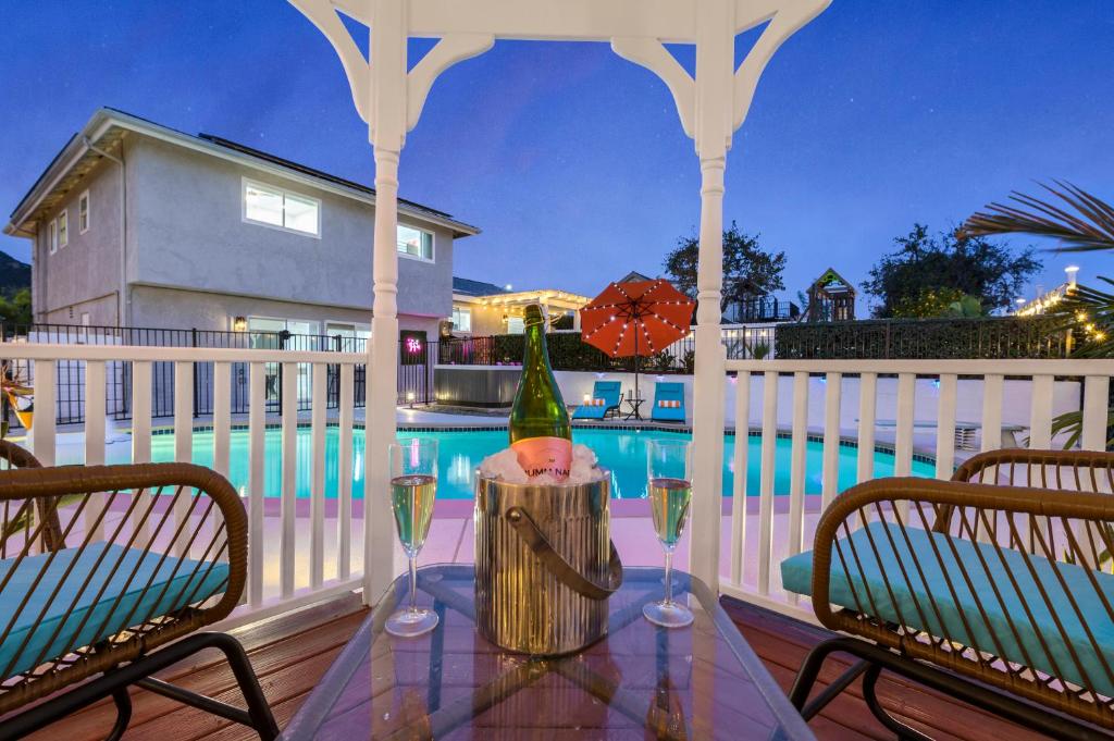 “Stunning Entertainment Home with Pool, Jacuzzi, Golf, Bocce Ball & Scenic Views!”