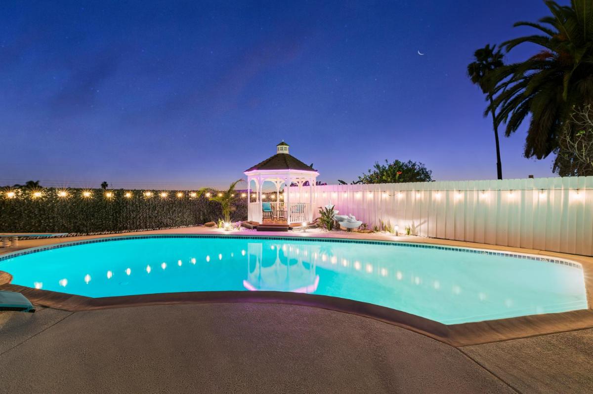 “Stunning Entertainment Home with Pool, Jacuzzi, Golf, Bocce Ball & Scenic Views!”