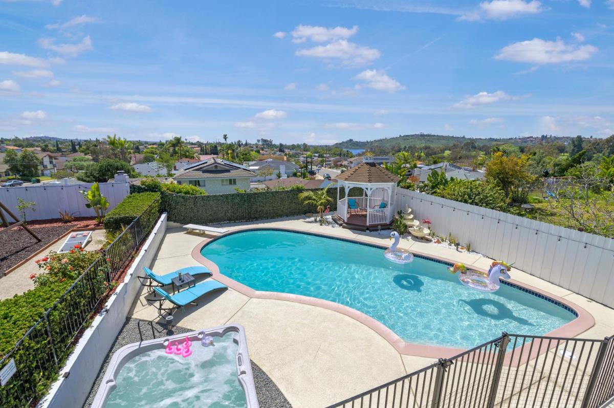 “Stunning Entertainment Home with Pool, Jacuzzi, Golf, Bocce Ball & Scenic Views!”