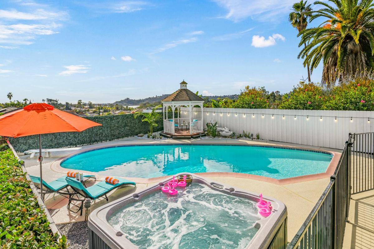 “Stunning Entertainment Home with Pool, Jacuzzi, Golf, Bocce Ball & Scenic Views!”