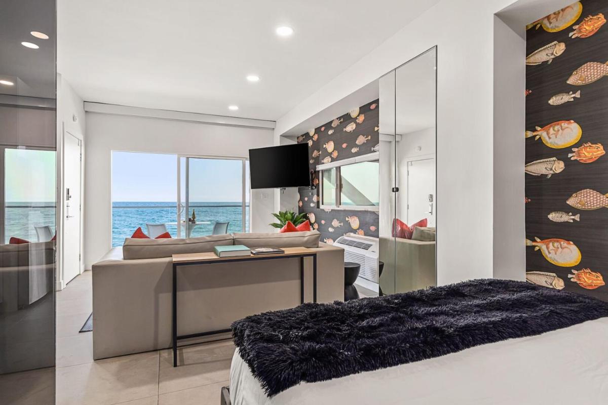 The Malibu 5 – No. 2 – Beachfront Studio w pvt balcony parking beach access