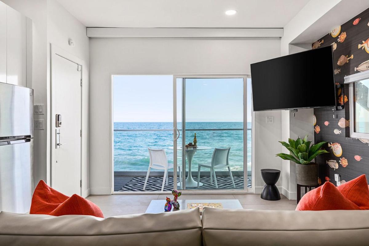 The Malibu 5 – No. 2 – Beachfront Studio w pvt balcony parking beach access