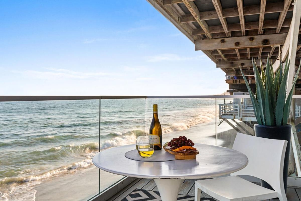 The Malibu 5 – No. 2 – Beachfront Studio w pvt balcony parking beach access