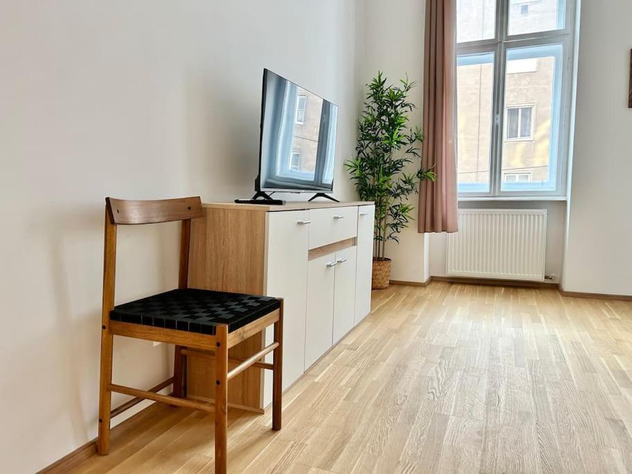 Sunny & Calm Apartment with Free Parking