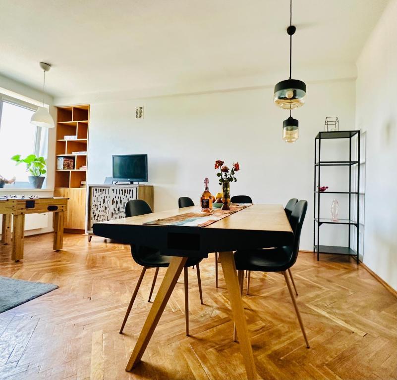 Apartament z widokiem na Pałac i Kościół.