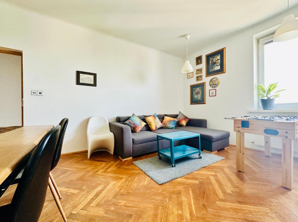 Apartament z widokiem na Pałac i Kościół.