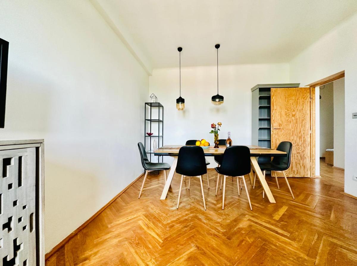 Apartament z widokiem na Pałac i Kościół.