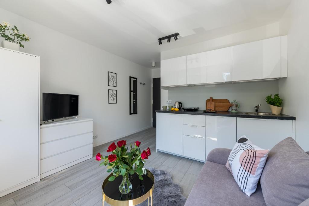 Batorego 220 – 450m stacja metra Pola Mokotowskie, 800m Biblioteka Narodowa – 20m piękny park Pola Mokotowskie – 800m do SGH – Wifi – Smart TV – Good Apartments