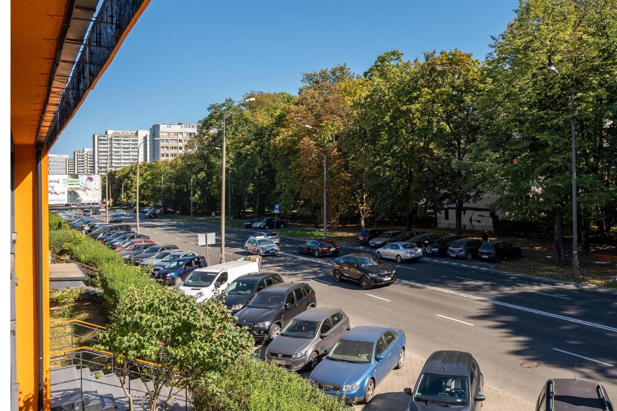 Batorego 220 – 450m stacja metra Pola Mokotowskie, 800m Biblioteka Narodowa – 20m piękny park Pola Mokotowskie – 800m do SGH – Wifi – Smart TV – Good Apartments