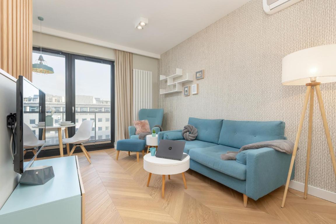 Bright Blue Apartment with Balcony, Parking and Air Conditioning in Warsaw by Noclegi Renters