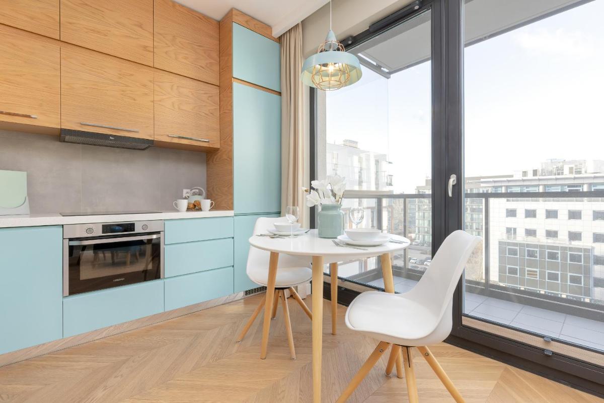 Bright Blue Apartment with Balcony, Parking and Air Conditioning in Warsaw by Noclegi Renters