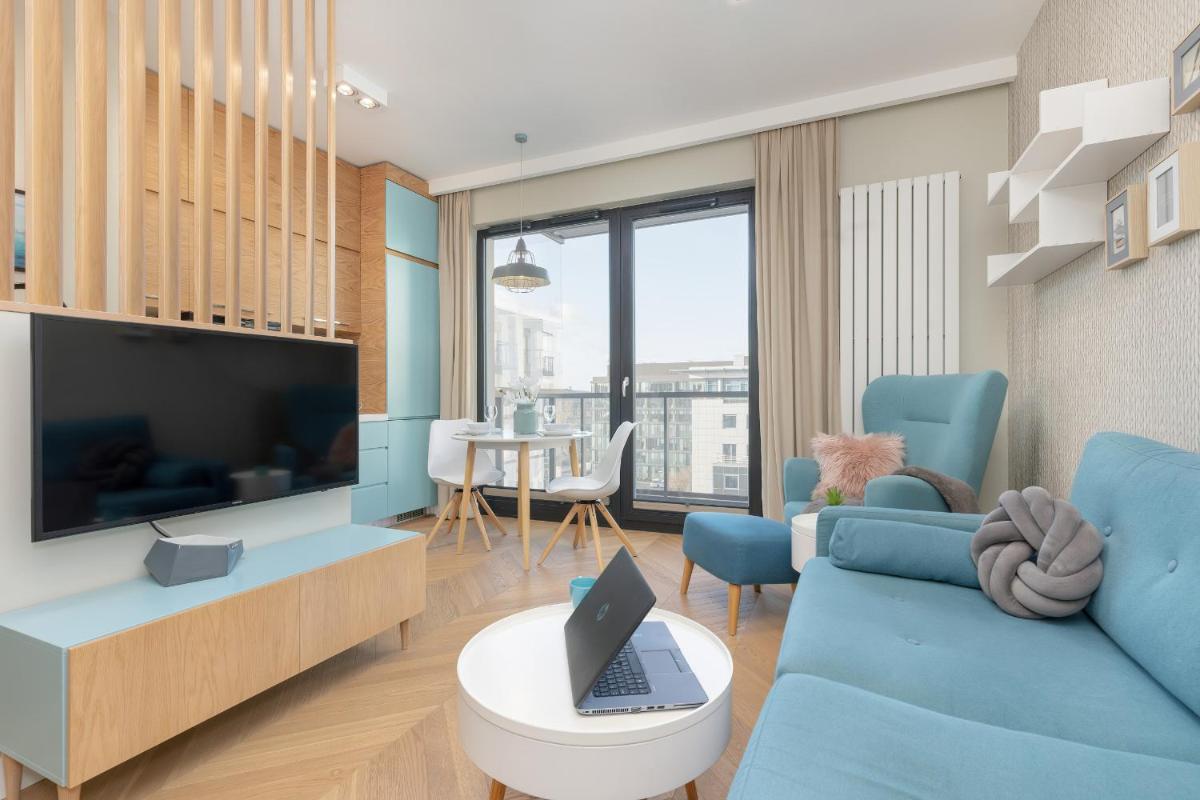 Bright Blue Apartment with Balcony, Parking and Air Conditioning in Warsaw by Noclegi Renters