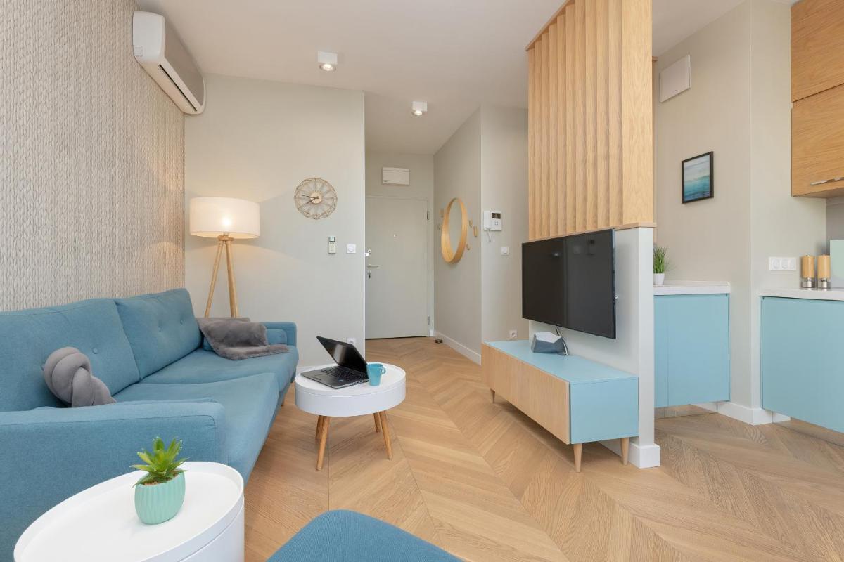 Bright Blue Apartment with Balcony, Parking and Air Conditioning in Warsaw by Noclegi Renters