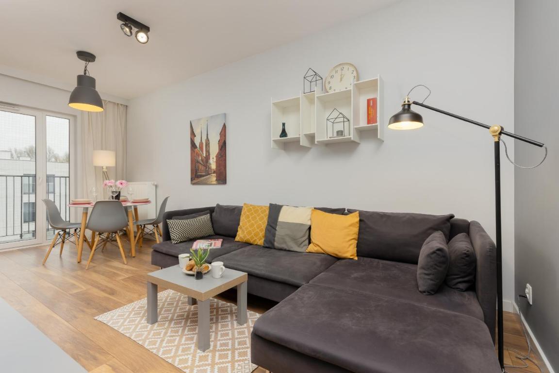 Elegant Apartment with Balcony in Warsaw Close to the Airport by Noclegi Renters